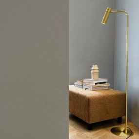 Skagerrak Messing vloerlamp Van Dyberg Larsen - De lamp geeft zacht, gericht licht en creëert zo een aangename sfeer in huis.