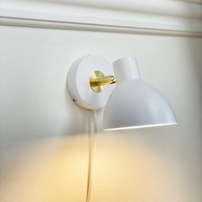Lilje Wit leeslamp Van Dyberg Larsen - Den justerbara sk&auml;rmen kan b&aring;de lutas och vridas, vilket g&ouml;r det enkelt att anpassa ljuset efter behov och skapa r&auml;tt st&auml;mning i rummet.
