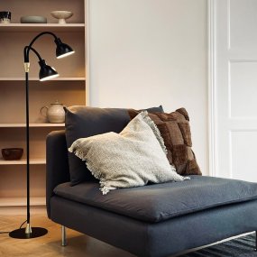 Lilje Zwart vloerlamp Van Dyberg Larsen - Lily golvlampa i svart och m&auml;ssing kombinerar modern design med flexibilitet och funktionalitet.