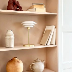 DL20 LED 30cm Messing Draagbare Van Dyberg Larsen - Den uppladdningsbara lampan har en h&ouml;jd p&aring; 30 cm och en lampsk&auml;rmsdiameter p&aring; 20 cm, vilket g&ouml;r den perfekt f&ouml;r s&auml;ngbordet, skrivbordet eller en mysig h&ouml;rna.