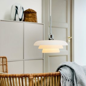 Ava Ø30 Opaal hanglamp Van Dyberg Larsen - Het minimalistische design maakt het ideaal boven de eettafel, in de keuken of in de woonkamer.