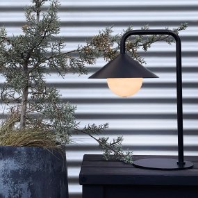 Nova 46cm Zwart Draagbare Van Dyberg Larsen - De kap is in ongeveer 4 uur volledig opgeladen met de meegeleverde USB-C-kabel (120 cm) en biedt tot 90 uur batterijduur op de laagste helderheid en tot 20 uur op de hoogste.