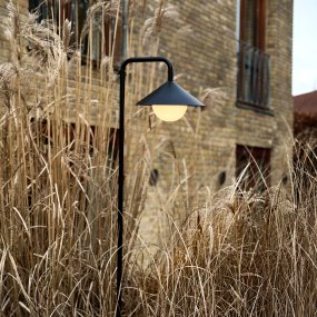 Nova 80cm Zwart Draagbare Van Dyberg Larsen - De lampenkap is in ongeveer 4 uur volledig opgeladen met de meegeleverde USB-C-kabel (120 cm) en biedt tot 90 uur batterijduur op de laagste helderheid en tot 20 uur op de hoogste.