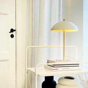 Globus 44cm Messing/beige Van Dyberg Larsen - De lamp is gemaakt van metaal en combineert een zachte beige tint met details in een messing afwerking, wat zorgt voor een harmonieuze en moderne uitstraling.