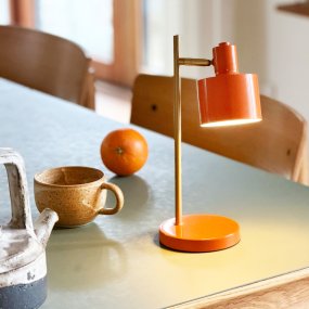 Ocean Mini 28cm Oranje Draagbare Van Dyberg Larsen - De lamp is eenvoudig op te laden met de meegeleverde USB-C-kabel (120 cm) en wordt bediend met de dimmer op de lampkop.