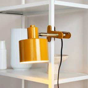 Ocean Geel klemlamp Van Dyberg Larsen - Hij combineert functionaliteit met een modern en eenvoudig ontwerp dat een rustige en elegante uitstraling cre&euml;ert.