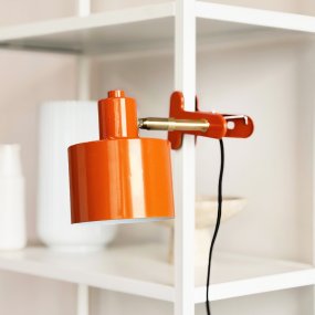Ocean Oranje klemlamp Van Dyberg Larsen - Hij combineert functionaliteit met een modern en eenvoudig ontwerp dat een rustige en elegante uitstraling cre&euml;ert.