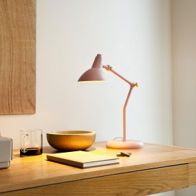 Vela 45cm Roze bureaulamp Van Dyberg Larsen - Hij geeft een aangenaam en gericht licht en past perfect op een bureau, nachtkastje of salontafel.