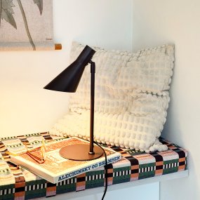 DL12 Mini 40cm Bruin bureaulamp Van Dyberg Larsen - De DL12 Mini in bruin is een moderne tafellamp met een tijdloos design.