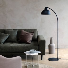 Eric Zwart vloerlamp Van Dyberg Larsen - De stabiele voet en de matzwarte afwerking van de lamp zorgen voor een tijdloze uitstraling, ideaal voor zowel woonkamers als werkruimtes.