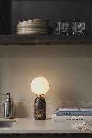 Torrano 28cm Bruin marmer Draagbare Van Globen Lighting - De lamp heeft een discrete metalen knop op de voet en kan in drie stappen worden gedimd om de juiste sfeer te cre&euml;ren.