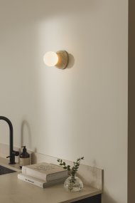 Torrano Ø13 Beige travertijn badkamerlamp Van Globen Lighting - De lamp heeft een IP44-classificatie, wat betekent dat hij gebruikt kan worden in vochtige ruimtes zoals badkamers, en dat hij zowel aan de muur als aan het plafond bevestigd kan worden.