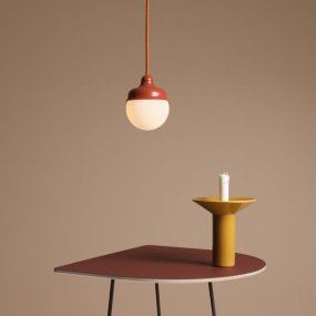 Wave Ø17 ROOD hanglamp Van Artera - De witte tint in combinatie met de roodbruine details cre&euml;ert harmonie en zorgt niet alleen voor een goede verlichting, maar vormt ook een stijlvol interieurdetail in huis.