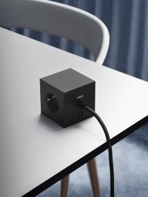 Square 1 with 30W Dual USBC & Magnetic base, 1.8m Zwart Van Avolt - Stekkerdoos van Avolt met een stijlvol design, voorzien van een lang PVC-snoer, een kubus van gerecycled plastic en een magnetisch plaatje aan de onderkant, zodat u de stekkerdoos gemakkelijk aan de muur kunt hangen.