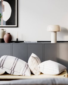 Lean on Me 40cm Beige tafellamp Van By Rydéns - De lamp is gemaakt van metaal, waarbij de lampenvoet een matte afwerking heeft en de kap een glanzende afwerking, wat een mooi contrast cre&euml;ert.