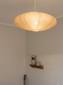 Yuni Lampenkap Excl. Ophangsysteem Ø58 Beige hanglamp Van PR Home - De kap heeft een onregelmatig frame van dicht opeengepakte stalen draden, wat een prachtig, levendig patroon cre&euml;ert en de lamp een luchtig karakter geeft.