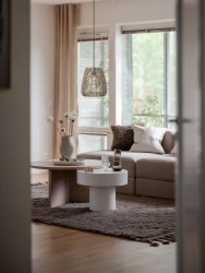 Saigon Ø28 Grijs hanglamp Van PR Home - De plafondlamp wordt geleverd met een zwarte plafondbevestiging voor gebruik binnenshuis.