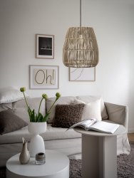 Saigon Ø38 Grijs hanglamp Van PR Home - De plafondlamp wordt geleverd met een zwarte plafondbevestiging voor gebruik binnenshuis.