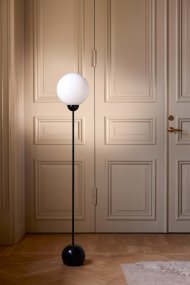 Ripley Zwart vloerlamp Van Globen Lighting - De lamp is gemaakt van metaal en heeft een glazen koepel van opaalwit glas die een aangenaam licht verspreidt.