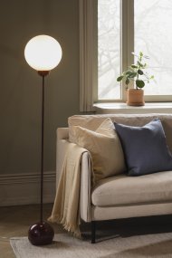 Ripley Bourgogne vloerlamp Van Globen Lighting - Ripley is een stijlvolle staande lamp van ijzer met een diep bordeauxrode afwerking en een ronde kap van opaalwit glas.