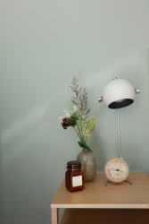 Bow Wit leeslamp Van Aneta Lighting - Bow wandlamp in wit gelakt metaal met details in chroom en zwart leer.