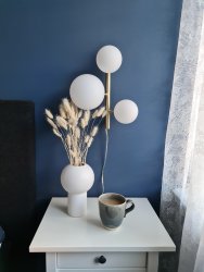 Molekyl 36cm Mat messing wandlamp Van Aneta Lighting - Dimmer op het snoer en aansluiting met stekker.