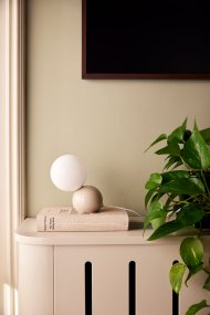 Ripley 17cm Beige tafellamp Van Globen Lighting - De lamp is gemaakt van metaal en heeft een glazen kap van opaalwit glas die een aangenaam licht verspreidt.