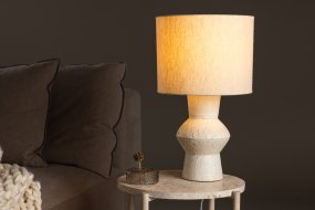 Valön 52cm Ivoorwit Van Venture Design - Geef uw huis een vleugje elegantie met de Val&ouml;n tafellamp, een prachtige lamp die uw ruimte op stijlvolle wijze verlicht.