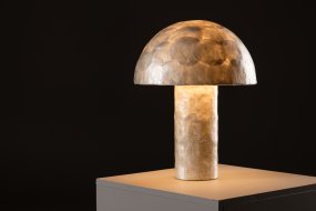 Lindön 48cm Beige tafellamp Van Venture Design - Zet het op een bijzettafeltje of bureau en laat Linden een moderne en elegante toets aan uw interieur toevoegen.