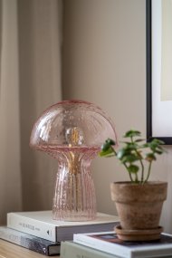 Fungo 30cm Roze tafellamp Van Globen Lighting - De Fungo paddenstoellamp is een prachtige tafellamp van mondgeblazen glas met gecanneleerde details op de voet.