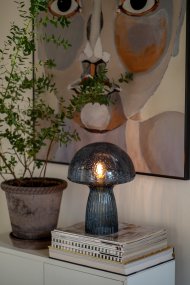 Fungo 30cm Blauw tafellamp Van Globen Lighting - De Fungo paddenstoellamp is een prachtige tafellamp van mondgeblazen glas met gecanneleerde details op de voet.