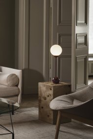 Ripley 52cm Bourgogne tafellamp Van Globen Lighting - De slanke vorm en afgeronde details geven de lamp een moderne en speelse uitstraling, terwijl de glazen kap een zacht en aangenaam licht verspreidt.