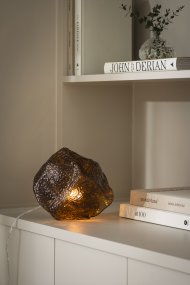 Valerie 22cm Bruin tafellamp Van Globen Lighting - Valerie, een tafellamp in de vorm van een steen die vakmanschap en design combineert.