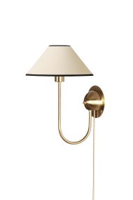 Iris 32cm Messing/crème wit wandlamp Van Globen Lighting - De zacht gebogen arm is gecombineerd met een crèmekleurige textielen kap, wat zorgt voor een warme en klassieke uitstraling.