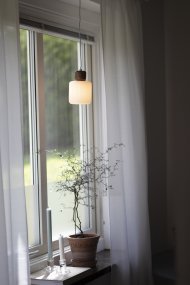 DOT Ø10 Wit raamlamp Van Globen Lighting - DOT, ontworpen door Roger Persson, is geïnspireerd op een glazen fles met een decoratief deksel.