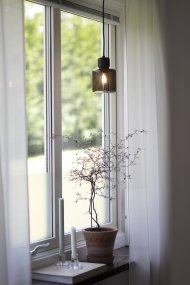 DOT Ø10 Rookkleurig raamlamp Van Globen Lighting - DOT, ontworpen door Roger Persson, is ge&iuml;nspireerd op een glazen fles met een decoratief deksel.