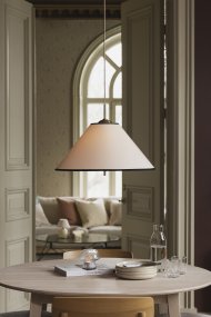 Iris Ø50 Crème wit Van Globen Lighting - Iris is een elegante hanglamp van ijzer met een messing afwerking en een handgemaakte textielen kap van crèmekleurig katoen.