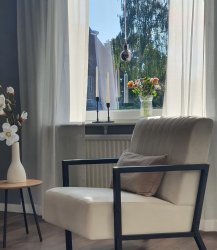 Leah Ø10 Rookkleurig raamlamp Van Aneta Lighting - De kap van rookglas zorgt voor een gezellig en aangenaam licht, terwijl de chromen details een modern contrast creëren.