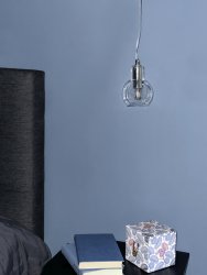 Leah Ø10 Chroom raamlamp Van Aneta Lighting - De transparante glazen kap zorgt voor een helder en mooi licht, terwijl de chromen details een modern contrast creëren.