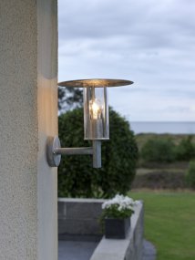 Mode Gegalvaniseerd staal buitenlamp Van Konstsmide - Een perfecte combinatie van functionaliteit en esthetiek die uw gevel een tijdloze en industriële uitstraling geeft.