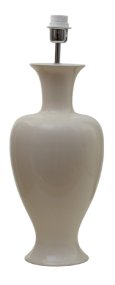 Mindy 50cm Beige lampenvoet Van Hallbergs - Denna eleganta lampfot i keramik har en mjuk, klassisk form och en blank kr&auml;mbeige finish som ger ett varmt och stilrent uttryck.