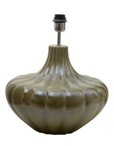 Harmony 40cm Olivgrön lampenvoet Van Hallbergs - Harmony lampfot &auml;r en dekorativ lampfot i keramik med en mjuk, rundad form och vackert r&auml;fflad struktur.