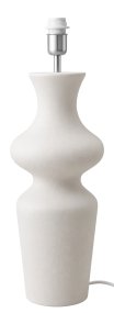 Belladonna 60cm Vit lampenvoet Van Hallbergs - Den vita, strukturerade finishen framh&auml;ver lampans organiska former och g&ouml;r den enkel att kombinera med olika typer av lampsk&auml;rmar och inredningsstilar.