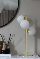 Molekyl 46cm Mat messing tafellamp Van Aneta Lighting - Molekyl tafellamp met een matte messing voet en 3 opaalwitte glazen kappen.