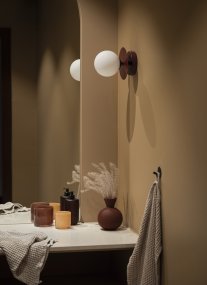 Art Deco Ø16 Bourgogne Van Globen Lighting - Art Deco is een decoratieve lamp van ijzer met een diep bordeauxrode afwerking en een ronde kap van opaalwit glas.