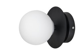 Art Deco Ø24 Zwart en wit badkamerlamp Van Globen Lighting - De lamp is gemaakt van metaal en heeft een matwitte glazen kap die zorgt voor een mooie lichtspreiding in de ruimte.