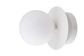 Art Deco Ø24 Wit badkamerlamp Van Globen Lighting - De lamp is gemaakt van metaal en heeft een matwitte glazen kap die zorgt voor een mooie lichtspreiding in de ruimte.