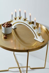 Celine Wit Van Markslöjd - Celine Advent Kandelaar Wit is een tijdloze en elegante kandelaar voor de Advent.