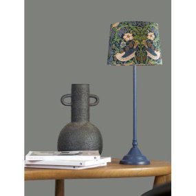 Tove 57cm Blauw tafellamp Van PR Home - De Tove tafellamp is een tijdloos en elegant metalen armatuur met een bijpassende kap versierd met een bedrukt Morris-patroon.