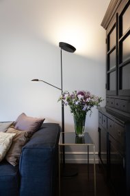 Vegas Zwart vloerlamp Van Halo Design - Dankzij het slimme 2-in-1-ontwerp beschikt de lamp over zowel een krachtige uplight die een aangenaam algemeen licht creëert als een flexibele locklight voor gerichte verlichting.